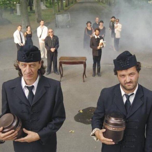 A képen Mucsi Zoltán és Sherer Péter látható a Nekem lámpást adott kezembe az Úr Pesten című filmben. Az 1998-as film vetítésével nyitják az eseményt.